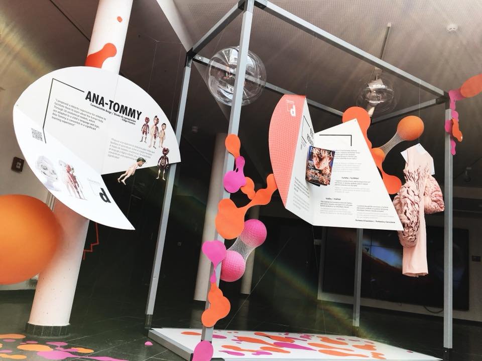 FaCyCElBosque's tweet photo. [#TalentoFaCyC] Así quedó la exposición #NaranjaRevolution de nuestros estudiantes de #DiseñoDeComunicación, #ArtesPlasticas y #DiseñoIndustrial en su visita académica en Hildesheim, Alemania. ¡Felicitaciones! @UElBosque https://t.co/Ljx0Tfranv