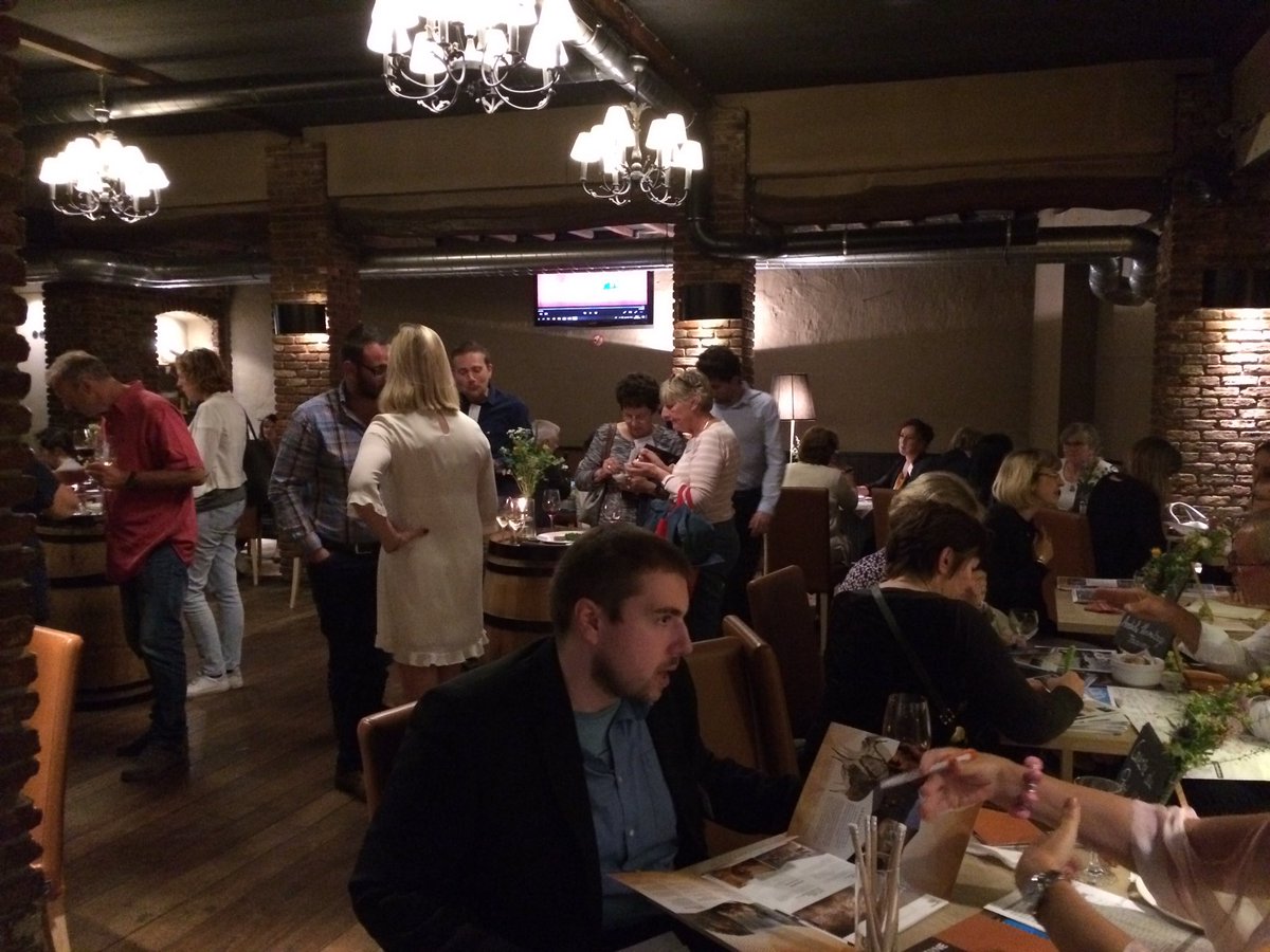 À Bruxelles, il est question ce soir de gatronomie, saveurs, papilles, #routedesfromages et #routedesvins de Savoie en collaboration avec <a href="/TourismePros/">Auvergne-Rhône-Alpes</a> et @Be_FranceFR. Rencontre avec 30 autocaristes et agences de voyages