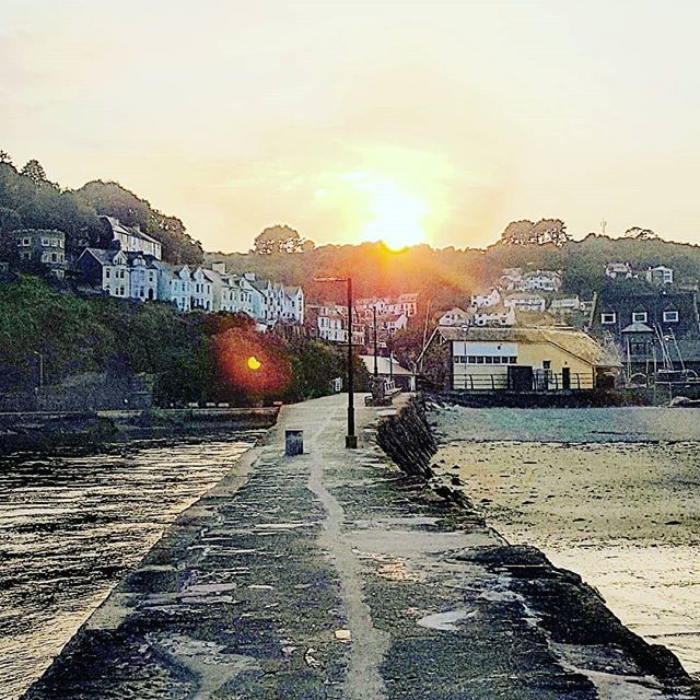 benholtam's tweet photo. Still abit of sunshine coming through #banjopier #looebeach #looeseafront #looe #cornwall https://t.co/rkh4lYUEmn https://t.co/tDzvfrYrAv