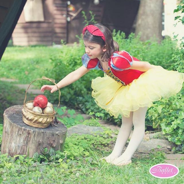 BalletPetite's tweet photo. Happy #tututuesday 🎀 This week with #snowwhite 🍎 #balletpetite #balletpetitedance #dancekids #dancemoms #dancecostume #whimsical #fairytale #dancemoms #keepdancing https://t.co/TdCokIkNYM https://t.co/HWN2t5sHuq