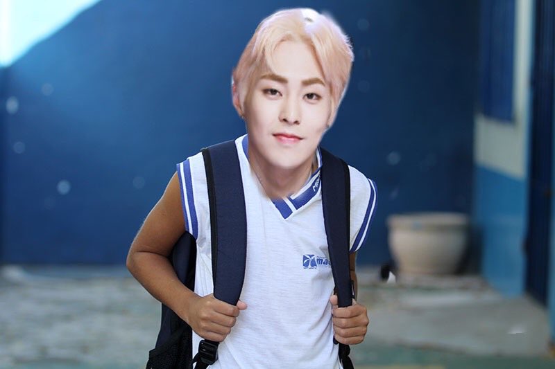 selgomezvr's tweet photo. xiumin: 

- queridinho dos prof 
- " a resposta é... " 
- primeiro a entregar os trabalhos 
- estuda no intervalo 
- "copia logo mas não faz igual " 
- último a sair da sala
- fala com os prof no final da aula 
- " aí eu não quero tirar foto" 
- senta na frente pra ajudar os prof https://t.co/LYaDOoNnVq