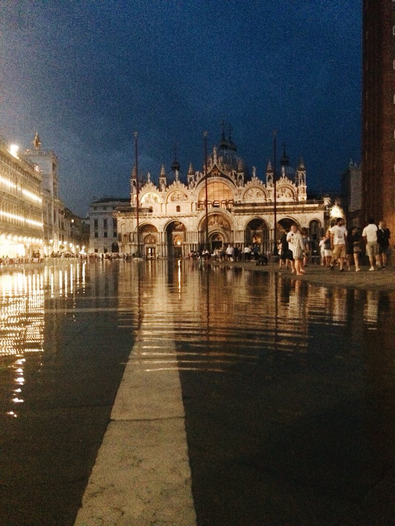 DeGrooteAmber__'s tweet photo. Na een uurtje regenen ziet het San Marcoplein er zo uit 😱🌧#veniceissinking #voetjesinhetwater #ODG2018Venice @ArteveldeJOU met @oneboyonejoy @larissacallaert https://t.co/ha5NM3ObyB