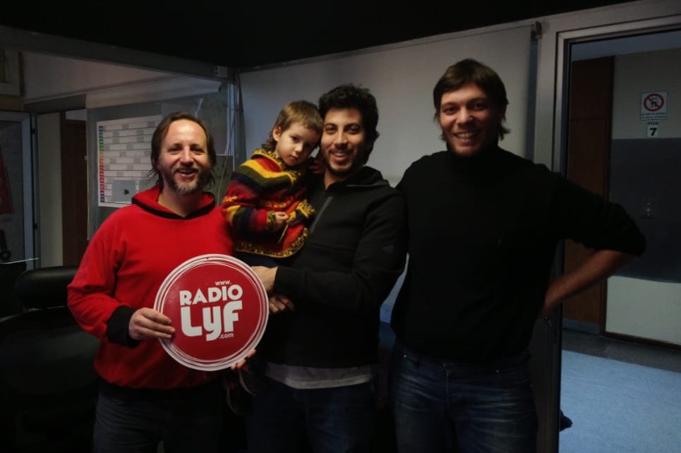 tobiranomu's tweet photo. Nos acompañan el piso Vicente y @CebreroWaldo redactor de la revista independiente @CosoRevista 💠 que siguen apostando al formato papel para difundir literatura contemporánea ▶️escuchanos en https://t.co/hn4i52aAwh https://t.co/8VbHJflEcq