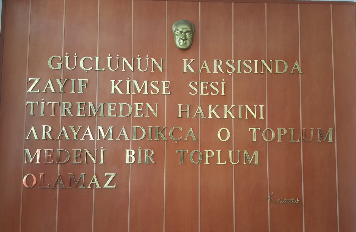 Kuşadası Adliyesi girişindeki yazı. 
Ağır mesaj içeriyor.
