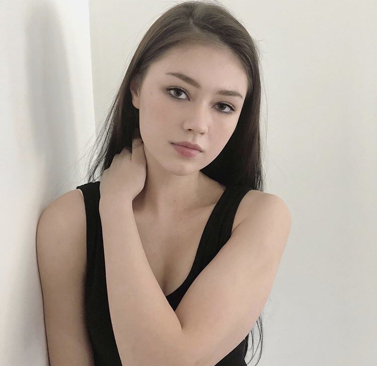 dejadolan's tweet photo. ya girl just signed with a modelling agency 😭 https://t.co/u2yXkiVWvJ