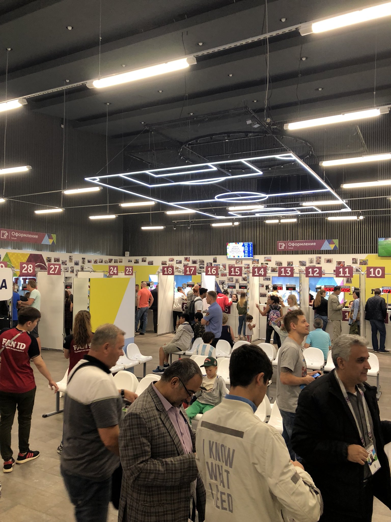 Сакэ.ру on Twitter "モスクワのスポルチーブナヤ駅近くのファンIDセンターにて。混んでたけど