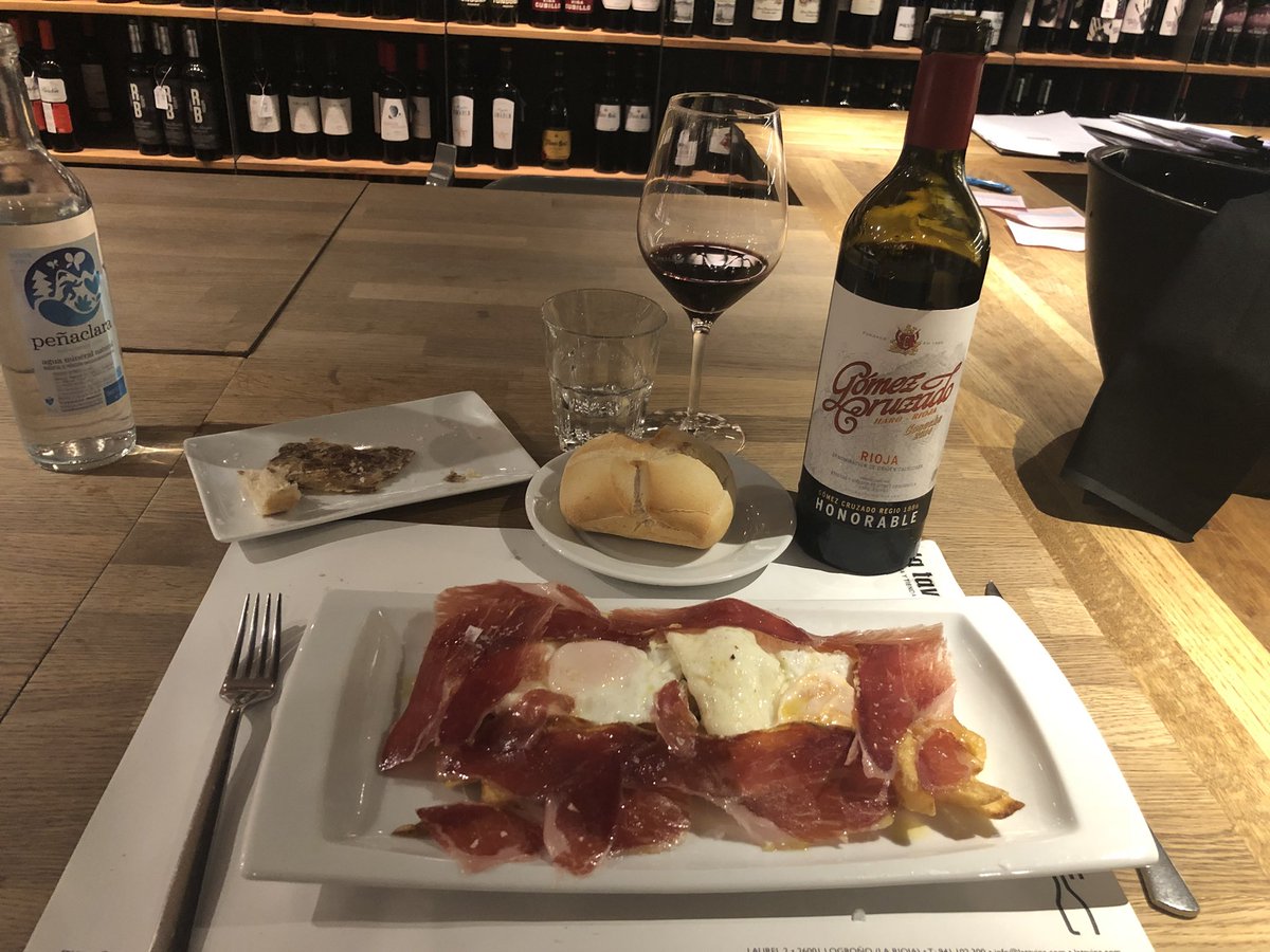 Así me recibe #RIOJA en <a href="/latavina/">la tavina</a> huevos fritos con jamón y <a href="/b_gomez_cruzado/">B. Gómez Cruzado</a> que más se le puede pedir a la vida