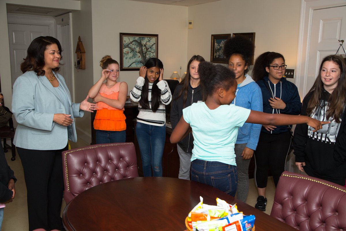 It was an honor for <a href="/VerlettaWhite/">Verletta White, Ed.D.</a> to greet <a href="/SussexES/">Sussex Elementary</a> students. Hope they enjoyed the visit and tour of the Greenwood campus! @MissCook_BCPS <a href="/ThomasBowser3/">Thomas Bowser</a> 

GALLERY: flickr.com/photos/bcps/al…