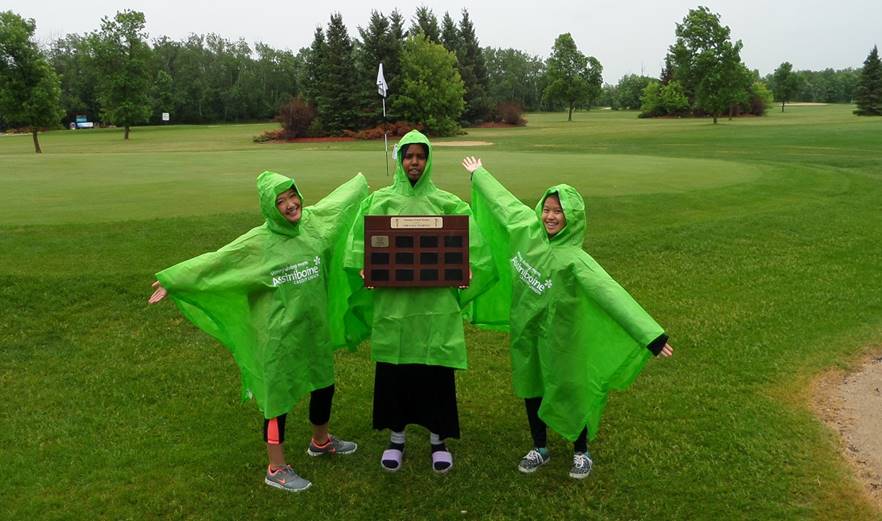 bmoctvhs's tweet photo. The #tecvoc girls golf team proves once again that Hornets have heart.  Persevering in the rain to enjoy their final match of the season. #golf #winnipegsd #mhsaa #MBGA #Hornets https://t.co/CnkKpIwsfJ