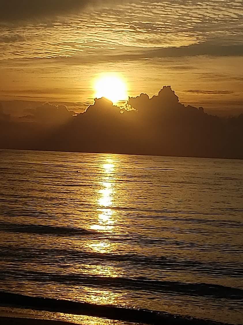 SkyLineGuy93's tweet photo. A Miami Beach sunrise ! 🌅

Photo by @MiNena77

#miami #miamibeach #sunrise #sky #clouds #travel #skylineguy #stormhour #thephotohour https://t.co/QZm9pnuwQv