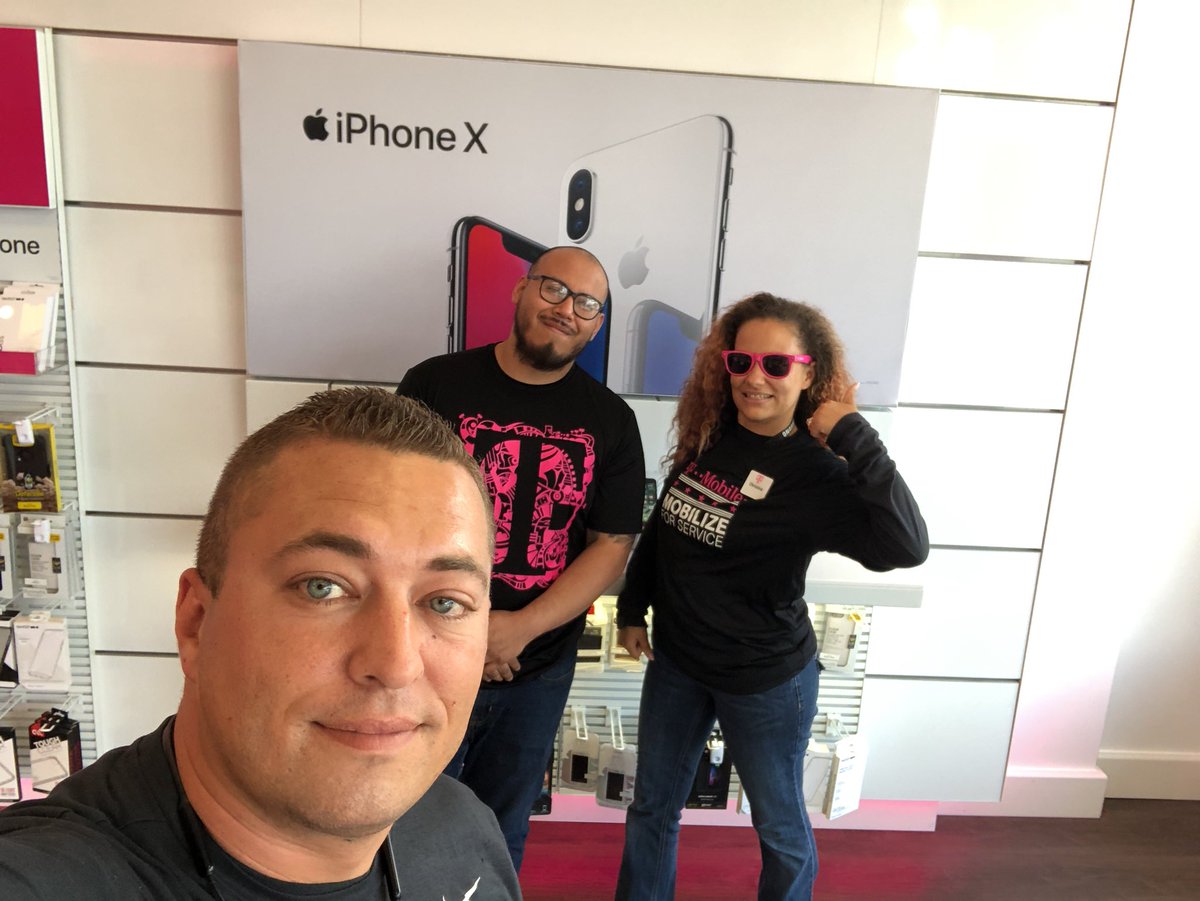 jglass7268's tweet photo. It’s always a party when the #UnCarrier comes to town! Come see our new #LebanonOH store on Walmart Dr as we celebrate with @thefoxradio925 on 6/17 from 2pm-4pm! We’re having giveaways and snacks, come welcome us to town! @DavidsonJd @TonyDryden5 @deiter_phil @k_simp72 @ARod_013 https://t.co/cU8k6Vz86n