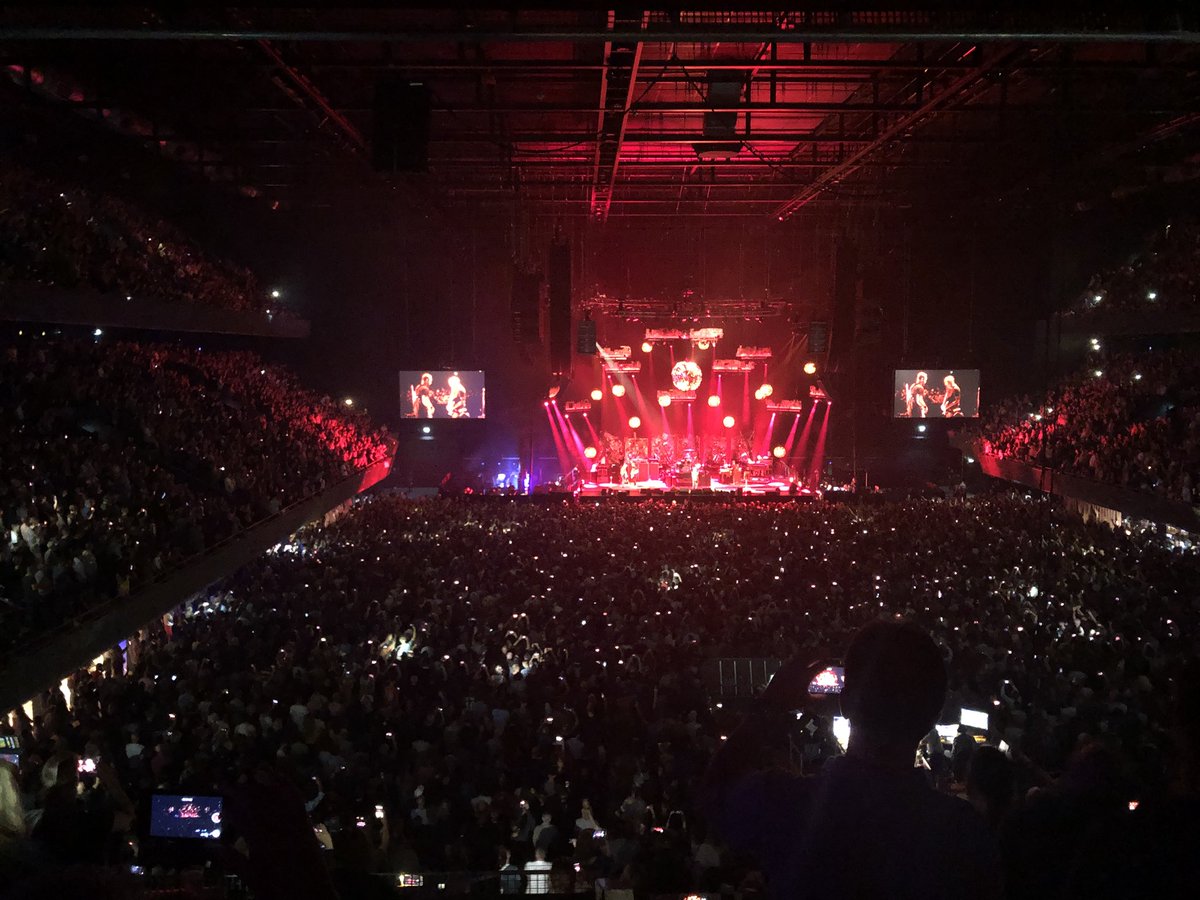 Wat een weergaloze band is en blijft Pearl Jam. Mooie opbouw van rustig (Long Road, Footsteps oa.) naar intens  met afsluiter: Black, Alive, Indifference.  Eddie erg grappig en Mike Mccready in bloedvorm. 🙏👌