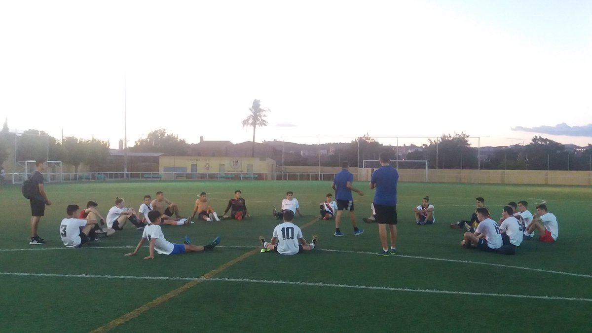 Partido amistoso de nuestros juveniles hoy en la Puebla contra javali La Ñora. Terminando la temporada con buen sabor de boca y preparando ya la siguiente!