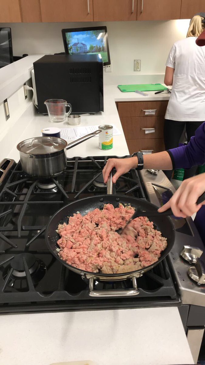 FuelingJMUDukes's tweet photo. Another great cooking class this afternoon! Ground turkey burrito bowls with cilantro lime rice! 🥑👩🏼‍🍳 #fuelingthedukes https://t.co/17MUBtVUpD