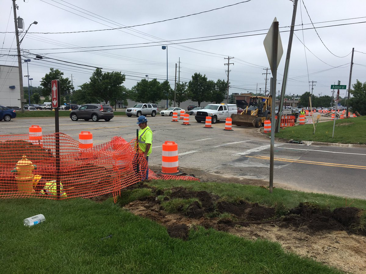rachel_reports's tweet photo. Anyone else stuck S. Westnedge Ave traffic? This is what next 3 months will look like #traffic #hereforwork #readytogohome @wwmtnews https://t.co/69kOHgayOI