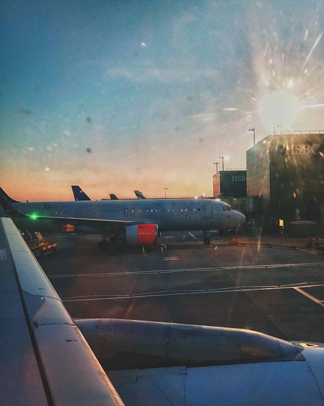 MrFPShamrock's tweet photo. #plane #snapseed #heathrow #heathrowterminal2 #photo #photography #grunge #ireland #england #eire #sunset #night #airport #aeroplane https://t.co/xgR0RlaUOB https://t.co/4wrJaY6GOo