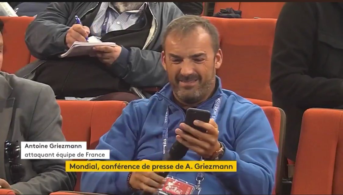 Generaldepie_'s tweet photo. No me quiero acostar sin recordar que el señor del traductor es el mismo que cobró 745.000€ del dinero de los valencianos. Aún no sabemos para que. Ni sabemos porque recibía más dinero del permitido por ley. https://t.co/93ZiQFn8QI #risoterapia https://t.co/mSua26ApoZ