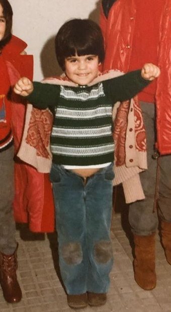gdsg77's tweet photo. Hace 35 años nos sacaban estas fotos. Con @Nico__we no nos conocíamos aun, pero nos unía el #CorteTaza. Para saber como pasamos de estas adorables criaturitas a... a... bueno, vengan el sábado a #40AñosNoEsNada y ya van a ver en que nos convertimos! Reservas - 098394602 https://t.co/gtkrMiZ9Z0