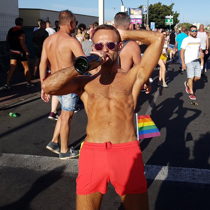 A bottle in the hands of a person who doesn't drink alcohol - it's curious ?
@L_K_4 @HotMaleStuds https://t