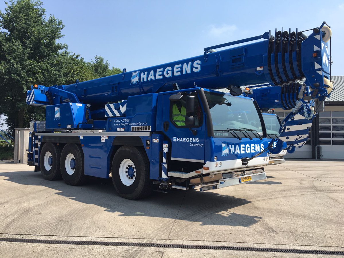 Onlangs is er door Liebherr Nederland BV een identieke tweeling geleverd. Het gaat hier om twee LTM 1060-3.1 telescoopkranen. De kranen beschikken over 48 meter hoofdmast en een jib van 9,5 - 16 meter. We willen dit blauwe duo welkom heten bij de familie.