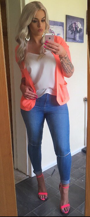 SaraRead1's tweet photo. #LadiesWhoLunch #Neon #OOTD https://t.co/TODzdvBge8