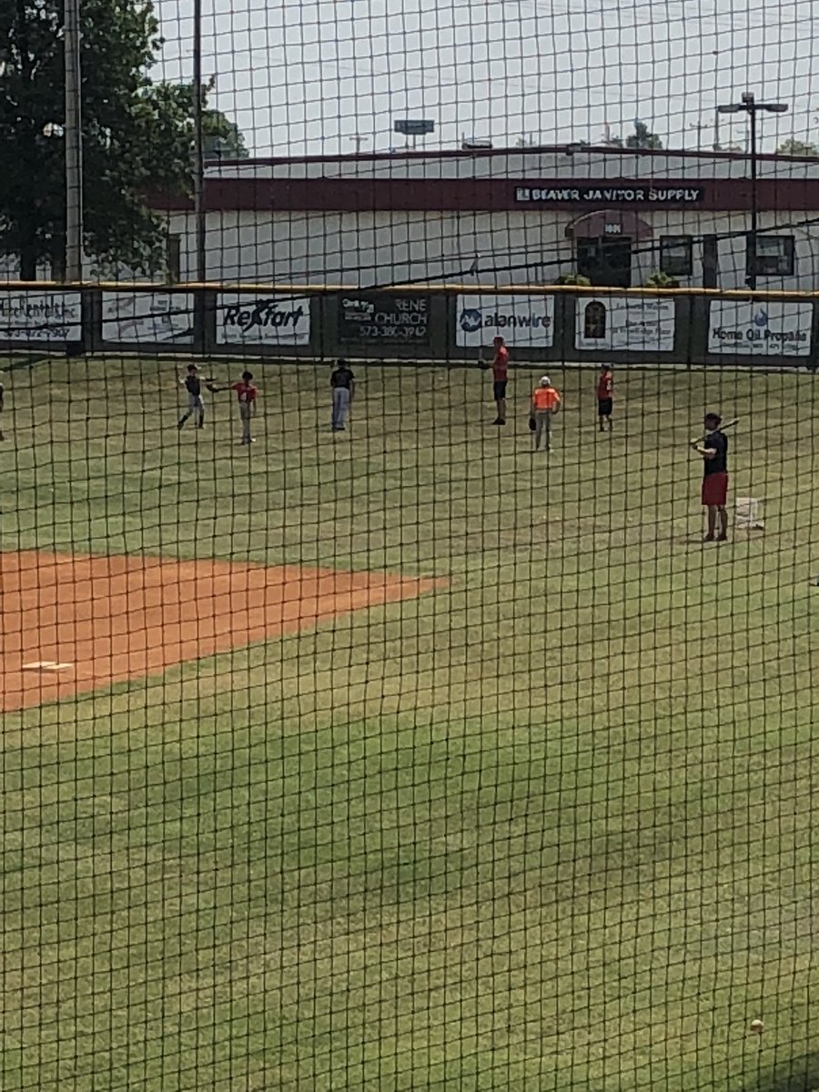kdbeaird's tweet photo. @sikestonball  Awesome day at Bulldog Baseball Youth Camp.   #WeAreSikeston #SeriouslyIWasMelting ☀️🔥 https://t.co/avDAalHEeZ