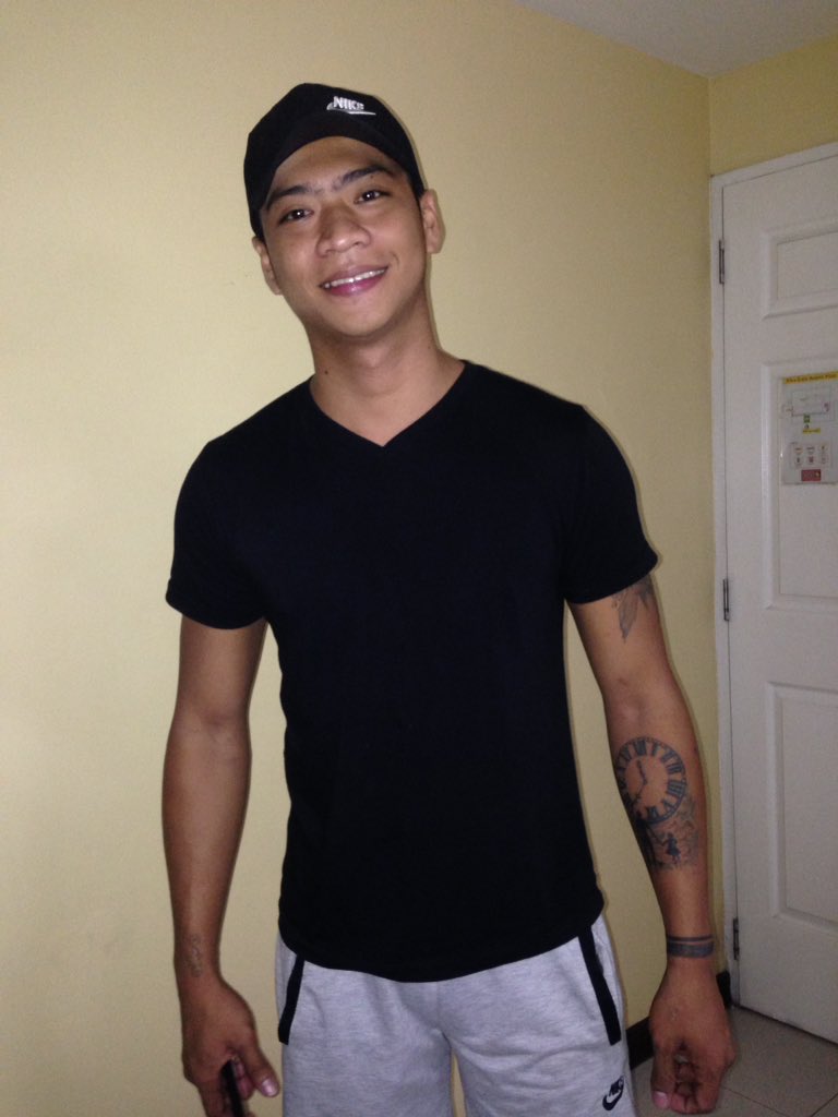 KingReyes2024's tweet photo. This #model and his big dick swabe nya bumayo and he knows how to please his partner 😘😝😛 #sarapngpinoy #vicfabe #pinoy4rent #daks https://t.co/Ej51cBmSuV
