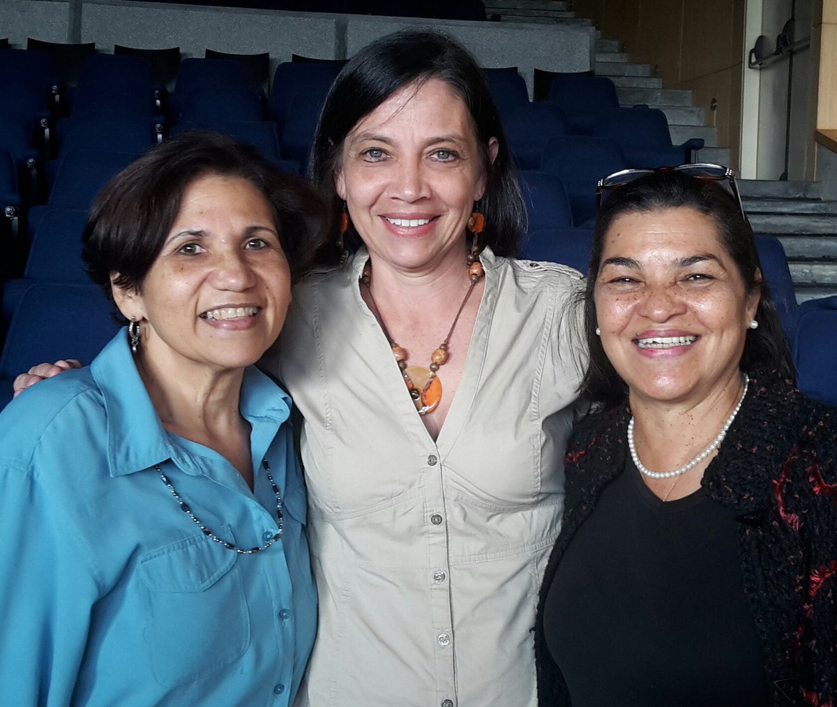 PROG_PROBIFAM's tweet photo. Agradecidas por la receptividad de nuestro taller Promoviendo el Bienestar Familiar. A la salida del 5to Congreso de Psicología Positiva. UNIMET.  @PROG_PROBIFAM @BozaGinesca #5toCongresoPP @ardh1958 @soveppos https://t.co/4IS4TkYTAf