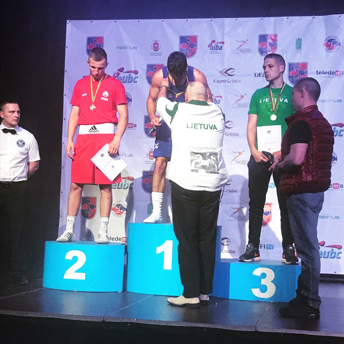 Hours after hours spent in the gym, sacrifice after sacrifice all for just a few minutes on top of the podium but them few minutes make it all worth while. 👌🏼🇬🇧🥊🥇
.
.
Sponsored by @DragonCoin .official 
#dragon #drg #blockchain #sports #olympic #honour #courage #humility