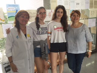 ICaterinaAlbert's tweet photo. Avui matí la Berta Ramírez i la Irene Valdés ,totes dues alumnes de 1r d'ESO ,han rebut els premis de dibuix i literari del Concurs que va promoure l'equip del Centre de salut Cap Maragall per celebrar la Setmana sense fum. Felicitats i gràcies als organitzadors! https://t.co/qknIKrS9hw