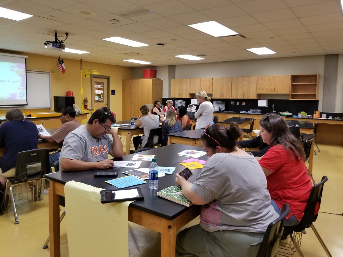 ThereseMShields's tweet photo. It's been a fun 2 days at Tech Camp integrating hands on learning with Adobe Capture and Sketch!! #STEAM #Neisd_science #Neisd360 https://t.co/pUdFP65jef