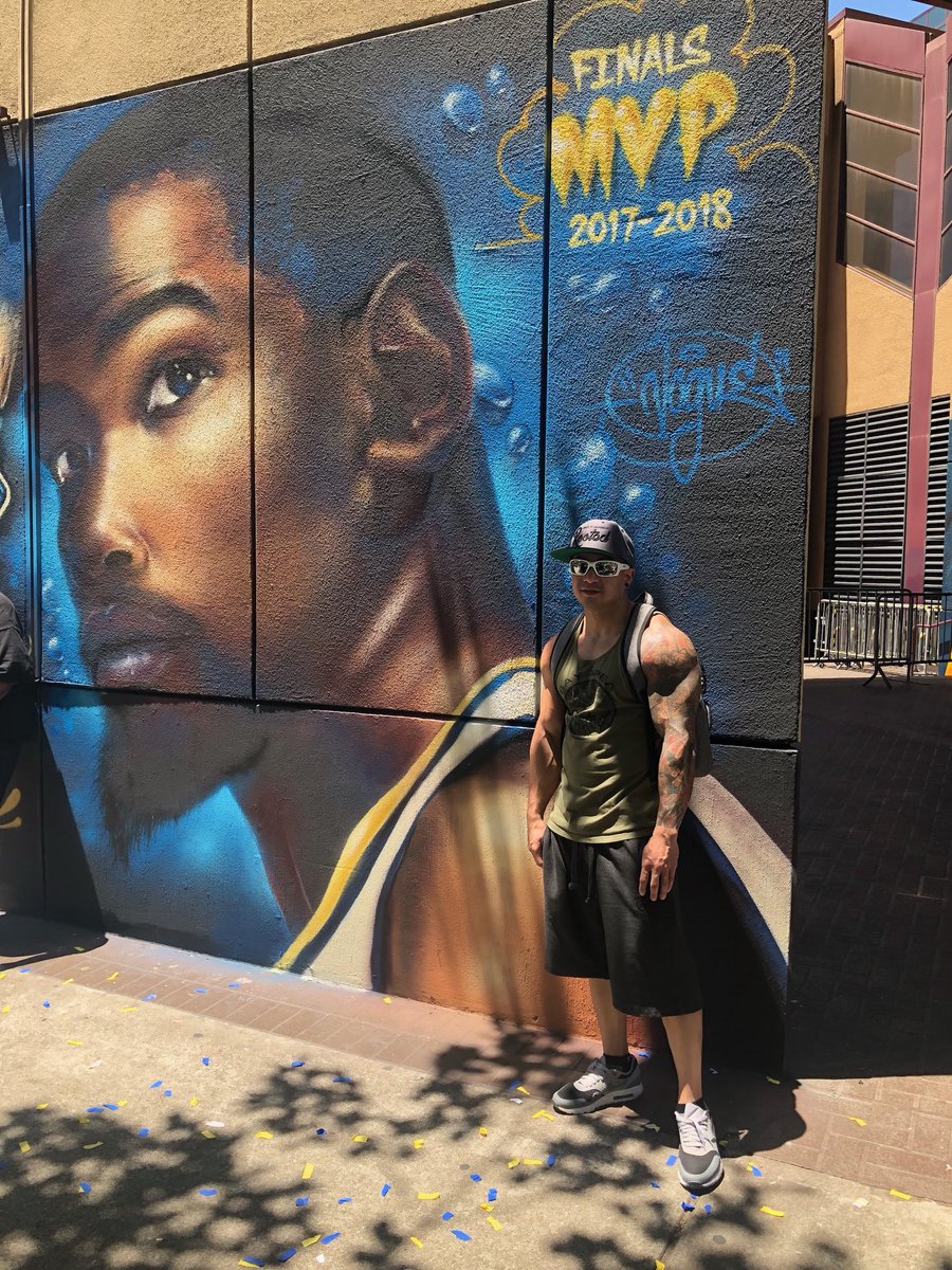 BEASTwriter's tweet photo. Posting up on this dope @KDTrey5 mural off 10th and Broadway!🔥🙌🏼🤙🏼
#BEASTwriter #EvoBEAST #BayAreaRooted #GoBARorGoHome #Warriors #DubNation https://t.co/JaeY6VLwCA