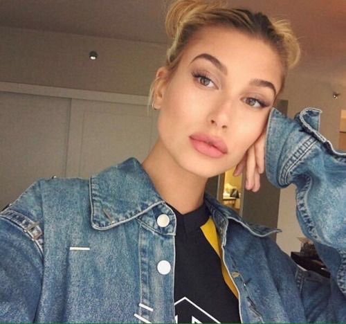 Haley. Un poco hiperactiva, siempre está en busca de cosas para hacer. De nuevas aventuras. También le gusta cocinar, bailar y ver películas.

Busca amigxs.

@HaileyRBald

#TinderRol_  #Amistad #FreeRol
