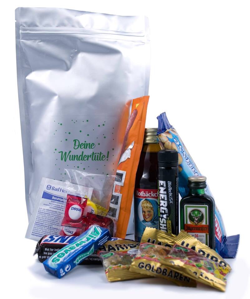 papakoffer's tweet photo. Der #Papakoffer enthält

- ein #Superpapa Spucktuch 
- Taschentücher, Rasierset, Deo, Zahnbürste
- die #Papafibel
- 3 kleine Überraschungen
- Briefvorschläge an das Kind
- eine Wundertüte mit 10 Power-Leckereien 
- das #Papakofferkissen 

Alles handgefertigt &amp; made in Germany https://t.co/GlXdcC9uG2