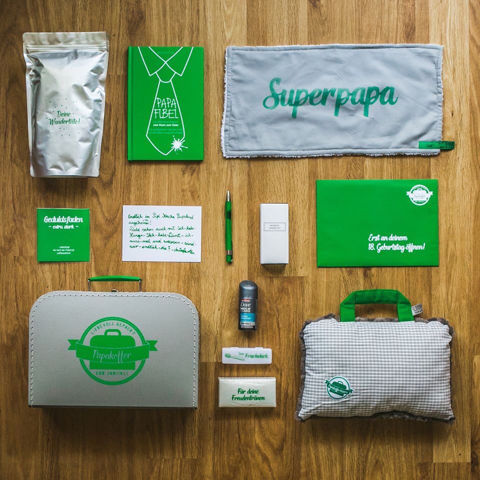 papakoffer's tweet photo. Der #Papakoffer enthält

- ein #Superpapa Spucktuch 
- Taschentücher, Rasierset, Deo, Zahnbürste
- die #Papafibel
- 3 kleine Überraschungen
- Briefvorschläge an das Kind
- eine Wundertüte mit 10 Power-Leckereien 
- das #Papakofferkissen 

Alles handgefertigt &amp; made in Germany https://t.co/GlXdcC9uG2