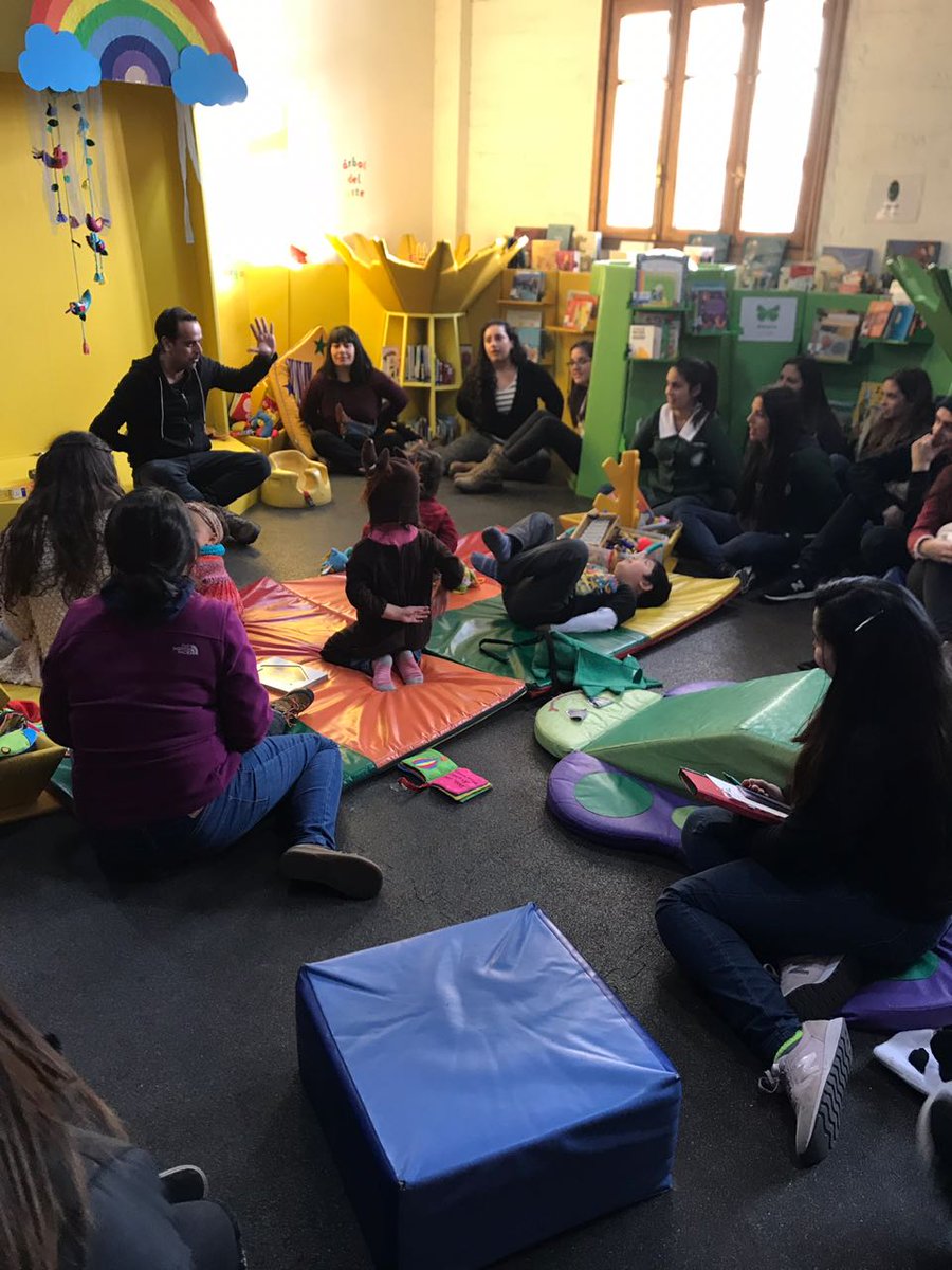 UcshParvulos's tweet photo. Carrera de Educación Parvularia y alumnas de la asignatura de Lenguaje junto a su Prof. Paulina Pizarro, realizan cátedra en la Biblioteca de Santiago. Excelente experiencia! https://t.co/j185n6eULV