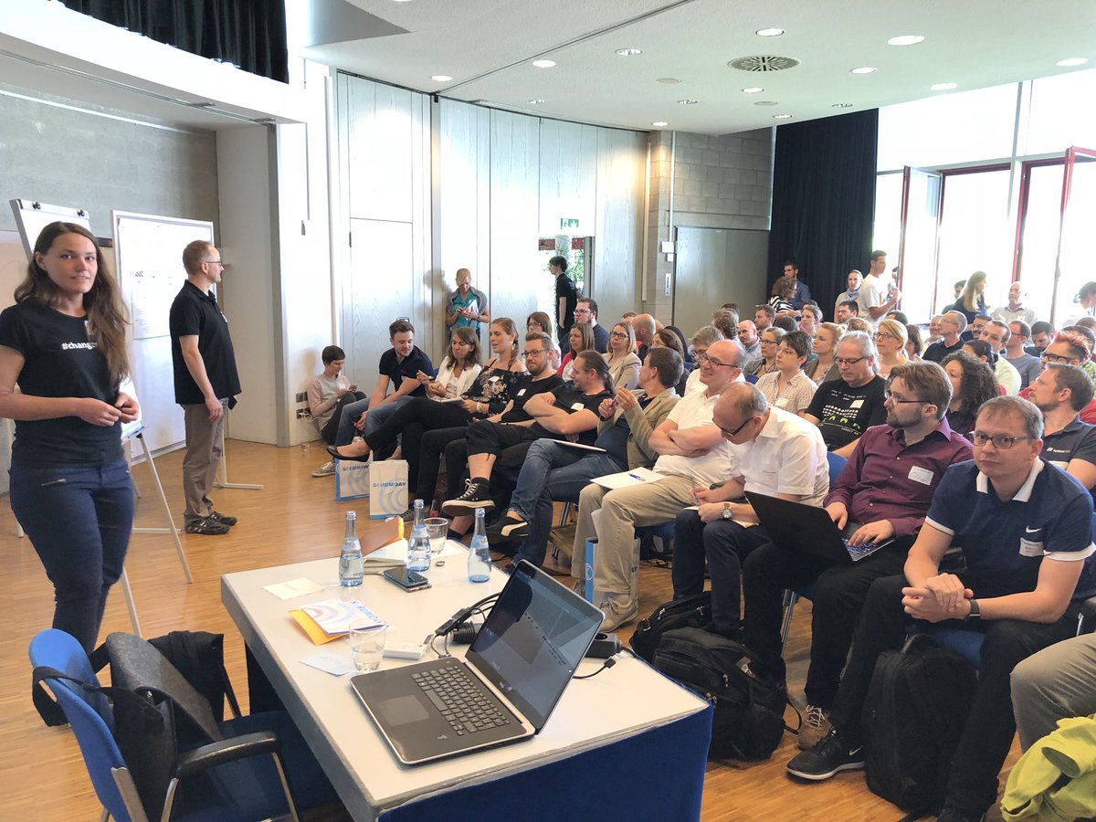 Je2Do's tweet photo. Volles Haus und super Session mit @JuliaGrassinger auf den #ScrumDay2018 @scrumday zu #agilecoach #coaching https://t.co/S2GwSU3zAZ https://t.co/d2hpxx7ybz