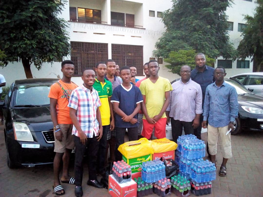 EARLIER TODAY #NSMQ18 AMANFOƆ DONATES TO NSMQ TEAM. The Amanfoɔ Academic Committee, a subsidiary unit of the Amanfoɔ National Executive paid a visit to the NSMQ team. They came to check up on how the team is doing and also to present some items to the team. Thank you Seniors!