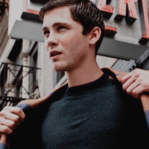Percy Jackson. Es un joven de 21 años al que le gusta ver todo con buenos ojos, cree que la verdadera fuerza es la superación personal y se ofrece al universo para encontrar el amor (homosexual) le gustan mucho los chistes, los animales, y el ejercicio.
@tommy_averill
#TinderRol_