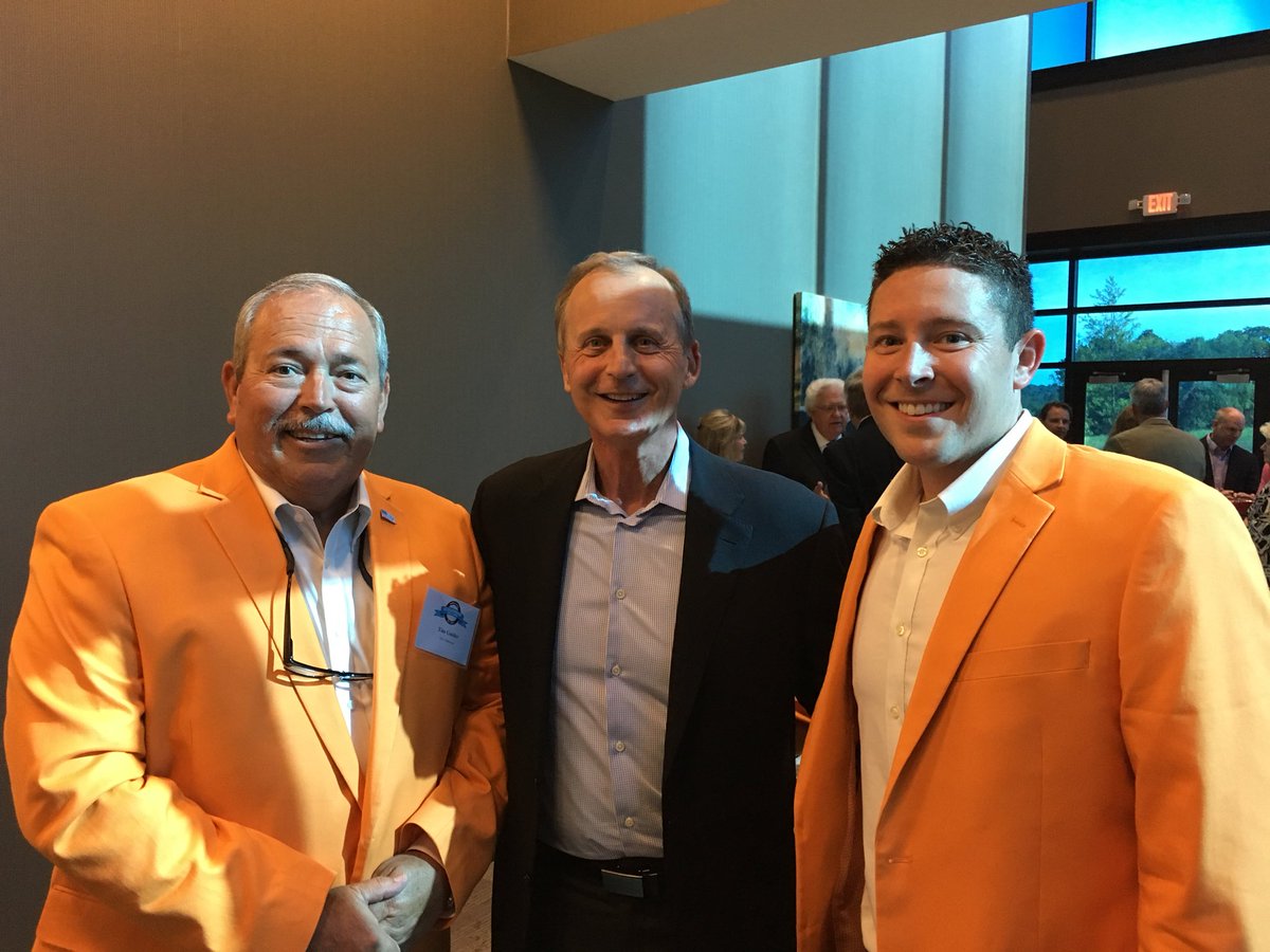 LeadershipLoCo's tweet photo. The Sheriff supports education in Loudoun County! Thank you sheriff Guider. #leadloco https://t.co/EfB5w6dMLE