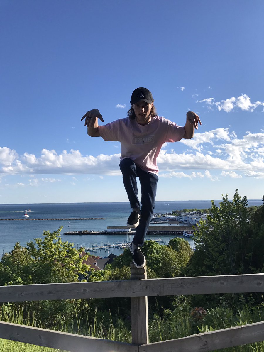 alanah1499's tweet photo. I look absolutely ridiculous in this picture because the second I lifted my leg up I thought I was ganna eat shit😂🤷🏼♀️ #butlook@alextho https://t.co/RraeHX5TKp