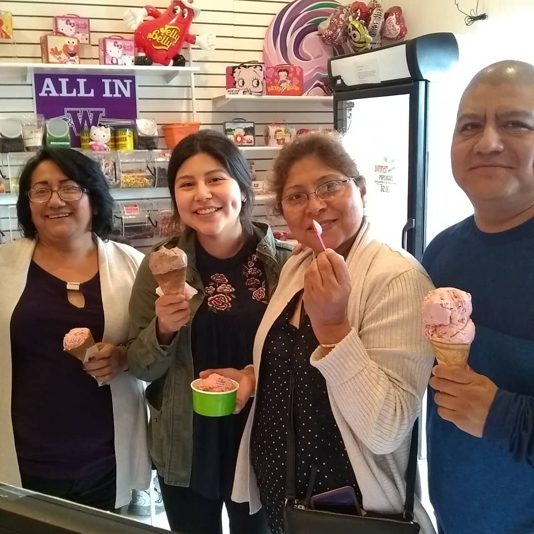 SwtScoops's tweet photo. Gelato and families go together like sunshine and smiles at Sweet Scoops in Warrenton https://t.co/3JGVjSt6dx