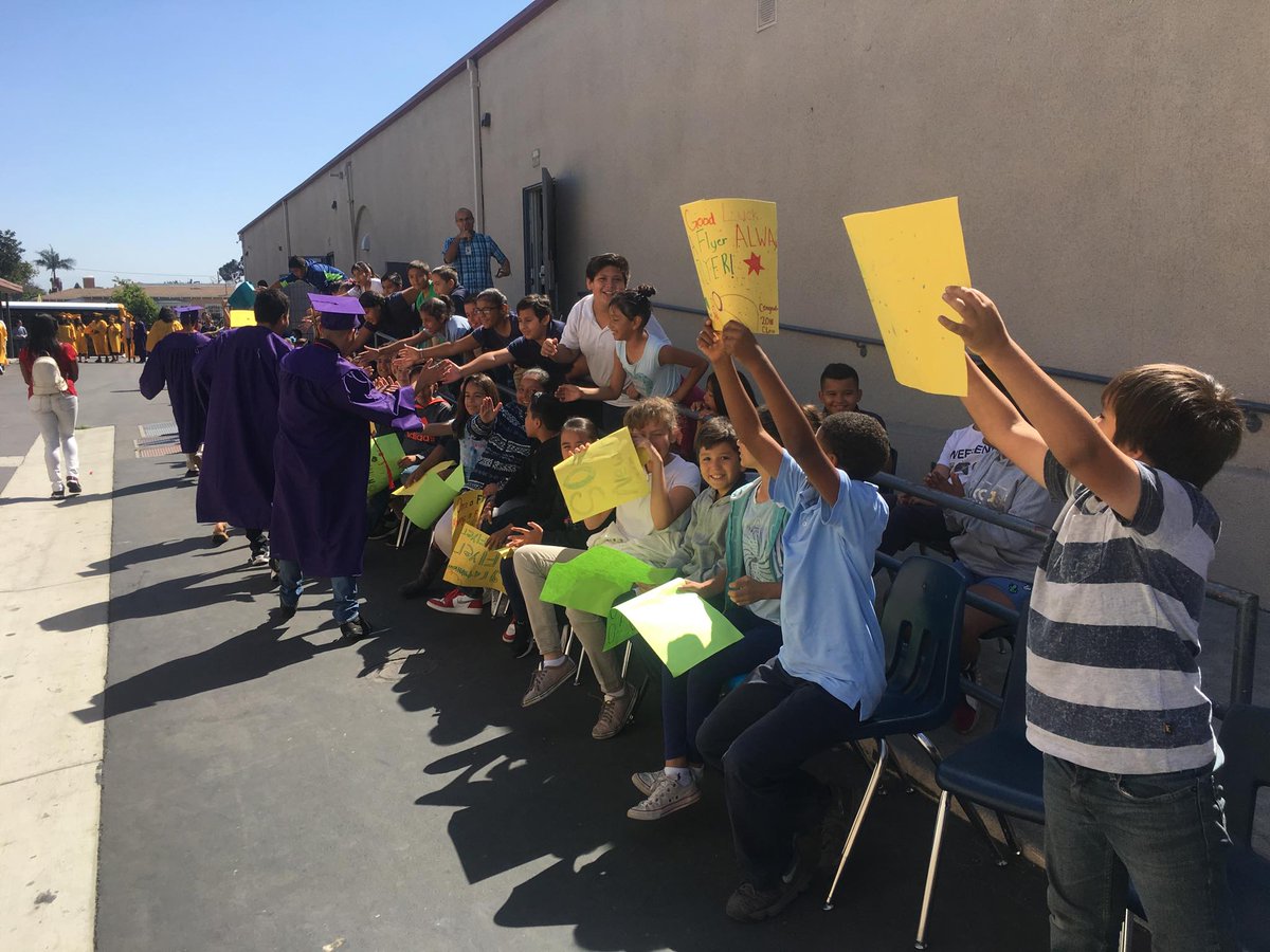 LynwoodSchools's tweet photo. #Lynwood HS students visited elementary school campuses today for senior walk! #LynwoodCA #LynwoodSchools https://t.co/6HXp6myoIv