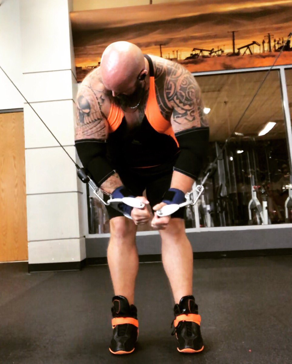 jonjackson's tweet photo. 🦍Quick chest &amp; shoulders workout this afternoon. ��� Here’s your #tuesdaymotivation “Obstacles don’t have to stop you. If you run into a wall, don’t turn around and give up. Figure out how to climb it, go through it, or work around it.” #MichaelJordan 🐐 Your set... https://t.co/gkBOTMoNaP
