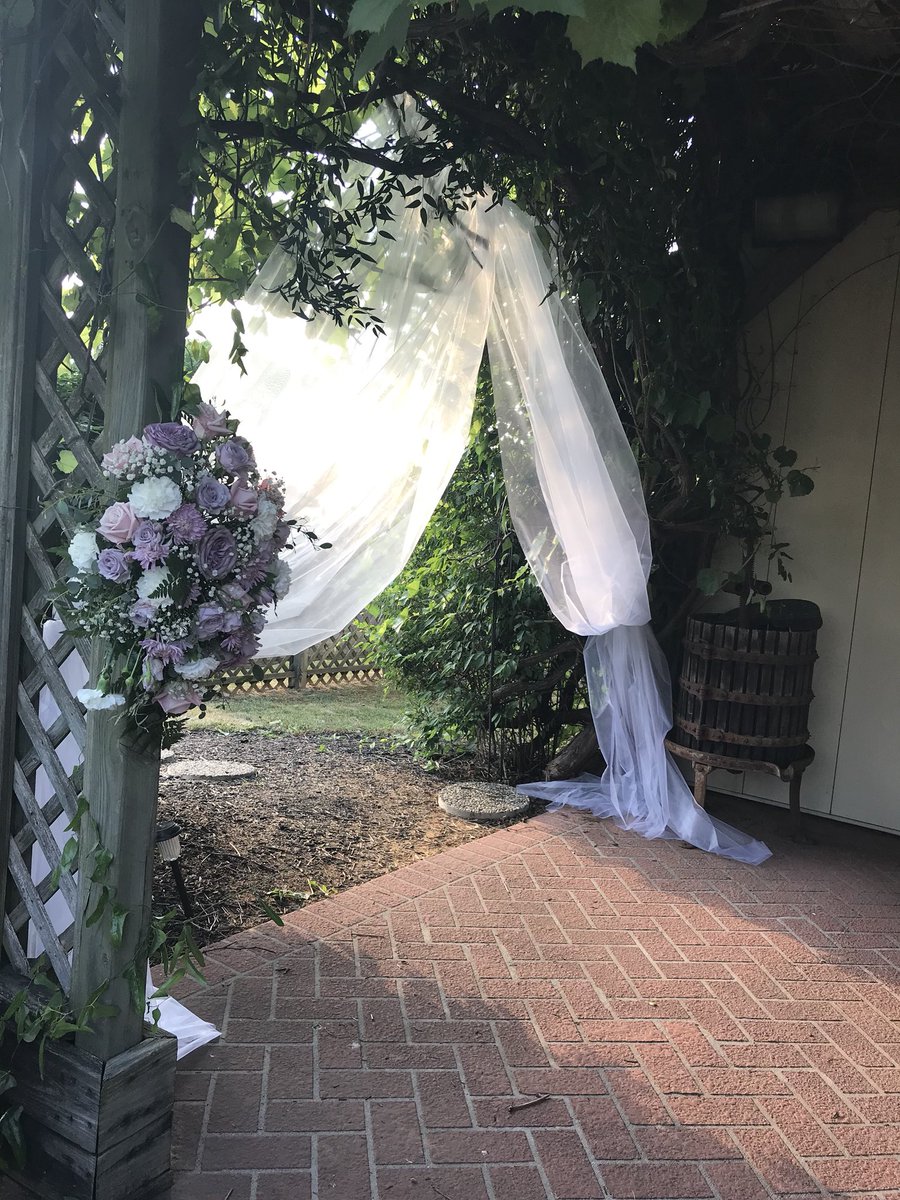 ChateauThomas's tweet photo. Summer weddings are so sweet especially at chateau Thomas https://t.co/fMOhvQztJg