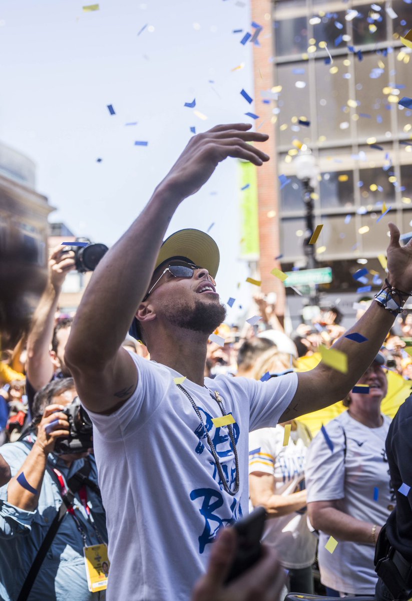 AndrewAsAlways_'s tweet photo. I really got to run with @StephenCurry30 during the #WarriorsParade. One of the best moments of my life. It was absolutely and completely insane. #3Won https://t.co/mklTHj6ZCy