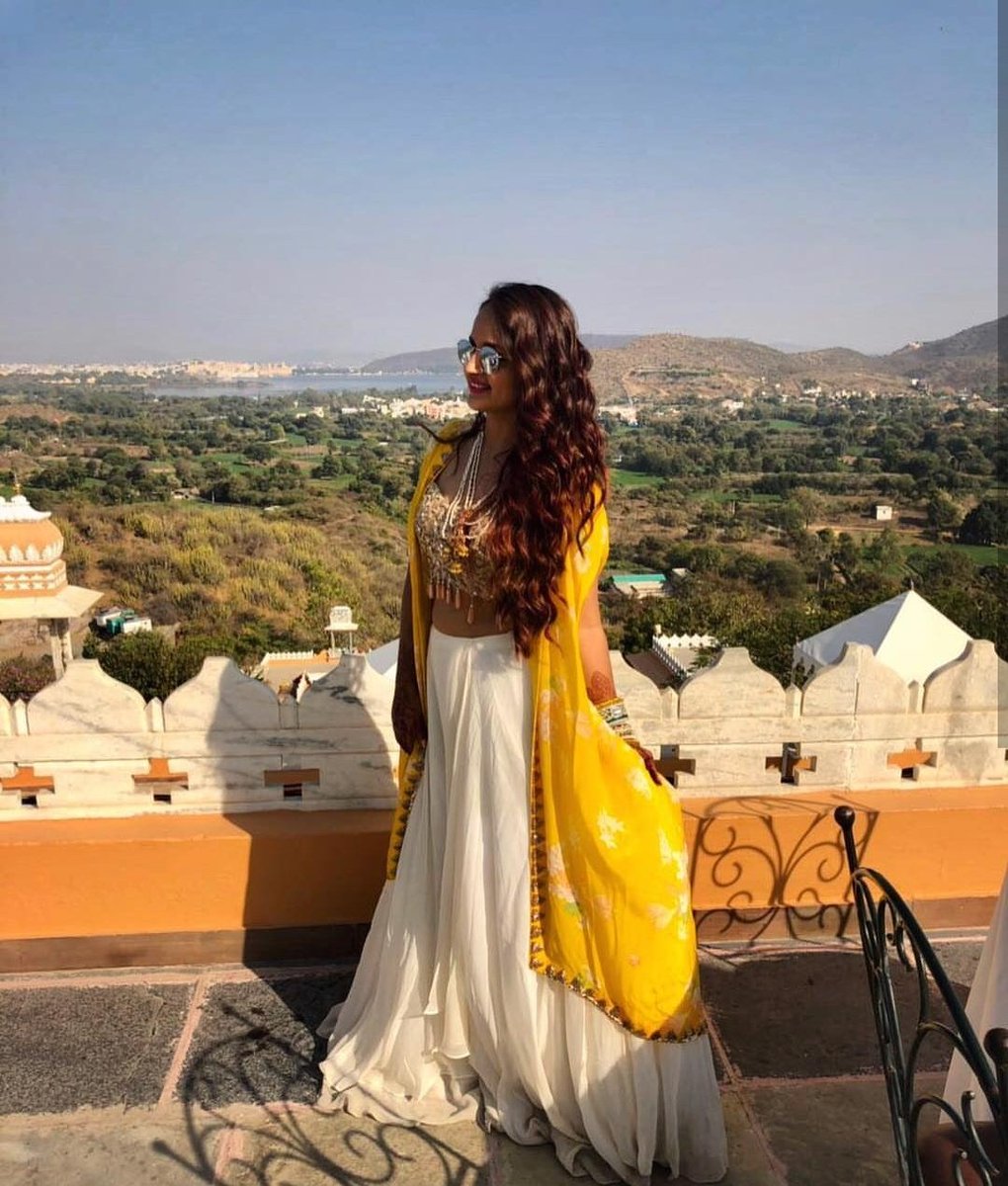 ArtistPoonam's tweet photo. Groom's sister blooming like the fresh flowers in the wedding✨
#hairbypoonamsolanki
#hair #hairstylist #celebrityhair #celebrityhairstylist #bridalhair #hairartist #bridalhairstylist #hairstylingbyme #bookmenow #braidstyles #bunstyles #openhairstyles https://t.co/nRQHMlEGCH