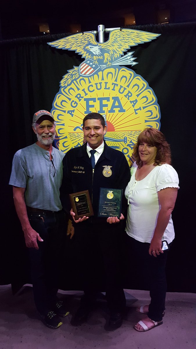 agladydi's tweet photo. Proud parents who support their son to see his #SAE become successful by demonstrating #careersuccess and #personalgrowth #paffa18 #bermpride #statewinner https://t.co/cZU4bgmpAM