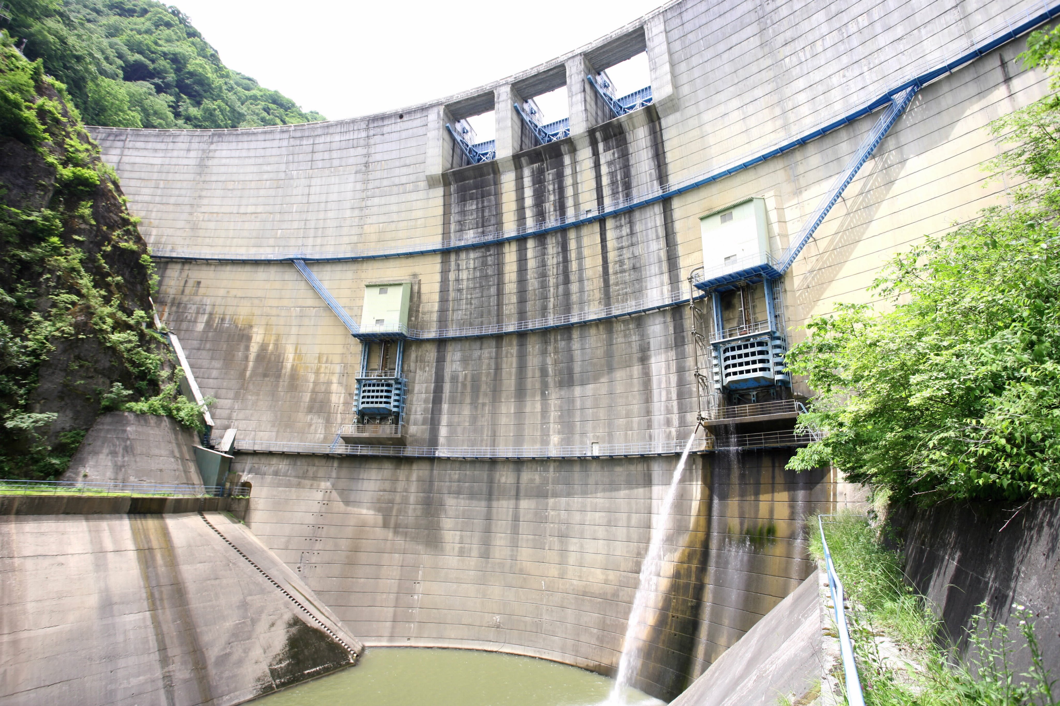 裾花ダム管理事務所 ダム堤体内部の階段と監査廊 写真１枚目 ダムの一番底部の監査廊 水面下 写真２枚目 底部監査廊へ通じる階段 写真３枚目 中断の監査廊 監査廊内の気温は13 くらいで夏冬快適 皆さんも入ってみませんか 監査廊内探検 いま検討