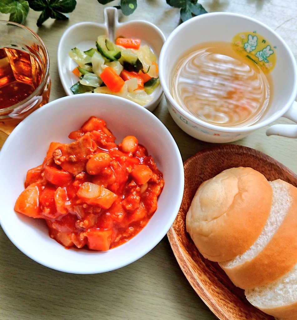 はぁと ぽけっと保育園 今日の給食 ポークビーンズ 野菜のカレーマリネ 野菜スープ ロールパンです 保育園給食 園児募集中 育休 産休 就活 主婦 子育て ハローワーク 立川市 日野市 国立市 国分寺市 昭島市
